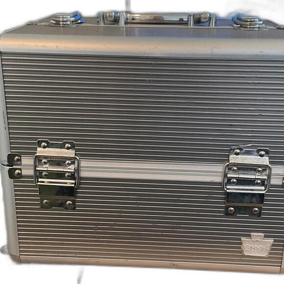 Caboodles Aluminum Storage Case with Handle and Key - Picture 1 of 7